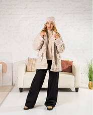 Жіноча укорочена шубка молочного кольору з еко-хутра з англійським коміром розміри від 44 до 54, фото 4