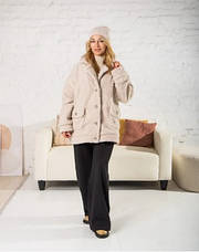 Жіноча укорочена шубка молочного кольору з еко-хутра з англійським коміром розміри від 44 до 54, фото 3