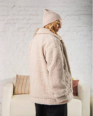 Жіноча укорочена шубка молочного кольору з еко-хутра з англійським коміром розміри від 44 до 54, фото 5