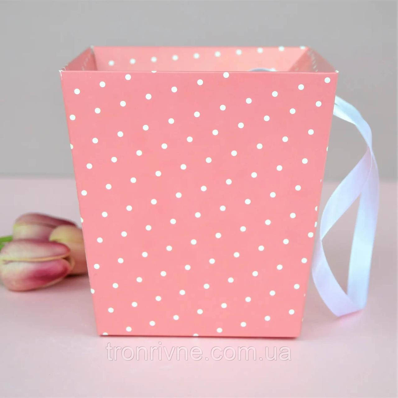 Коробка картонна флористична трапеція зі стрічкою 14х14см, колір - рожева в білий горошо