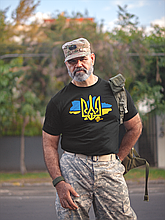 Патріотична чоловіча футболка з принтом герба