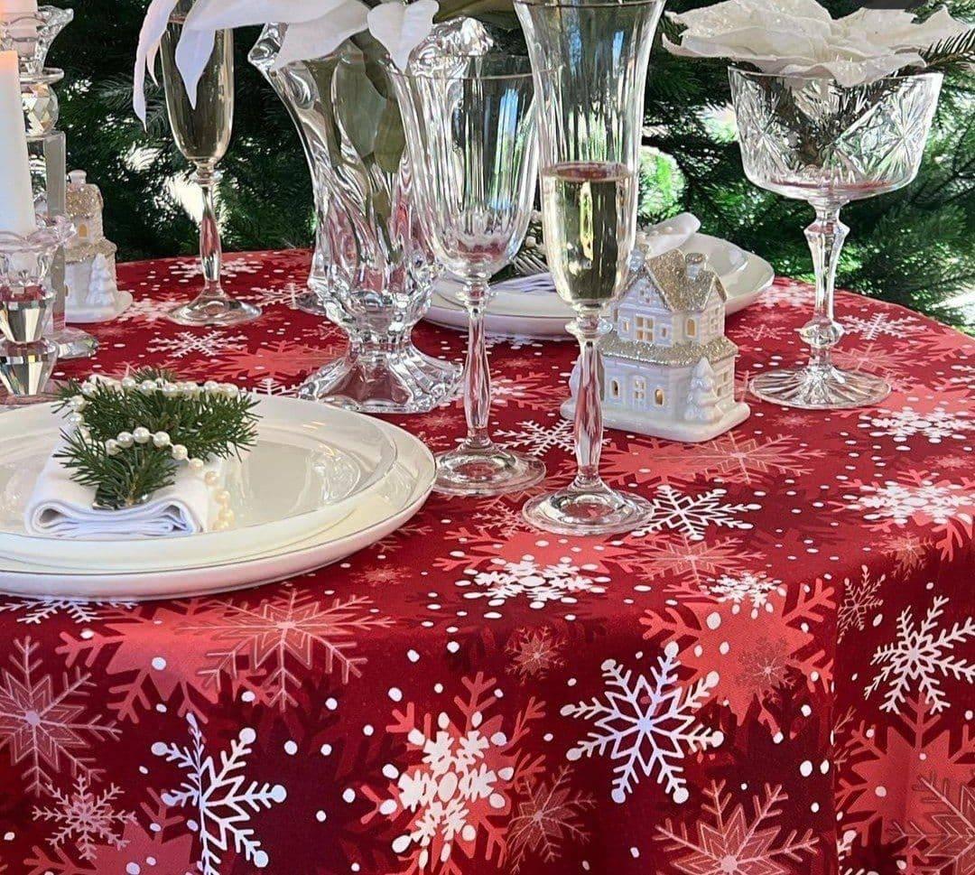 Скатертина на стіл новорічна  білі сніжинки на червоному