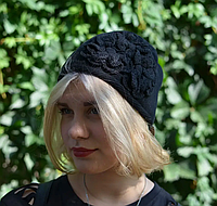 Красивая стильная оригинальная шапка с цветами в тон от Kamea Ofelia Черный