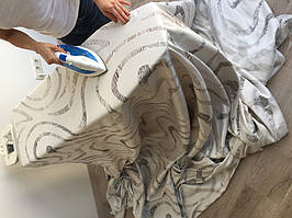 Светлые шторы с орнаментом.