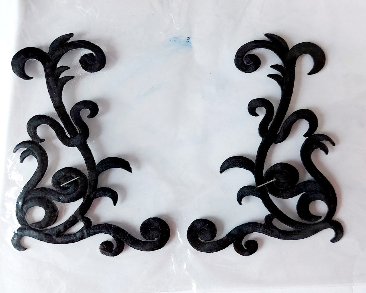 Аплікації вишивка клейові "Кутик " чорний, 12 см 1пара