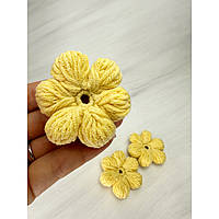 В'язаний декор "Квітка з об'ємними пелюстками", пастельно-жовтий