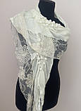 Жіночий мʼягкий шарф в поєднанні з гіпюром, фото 2