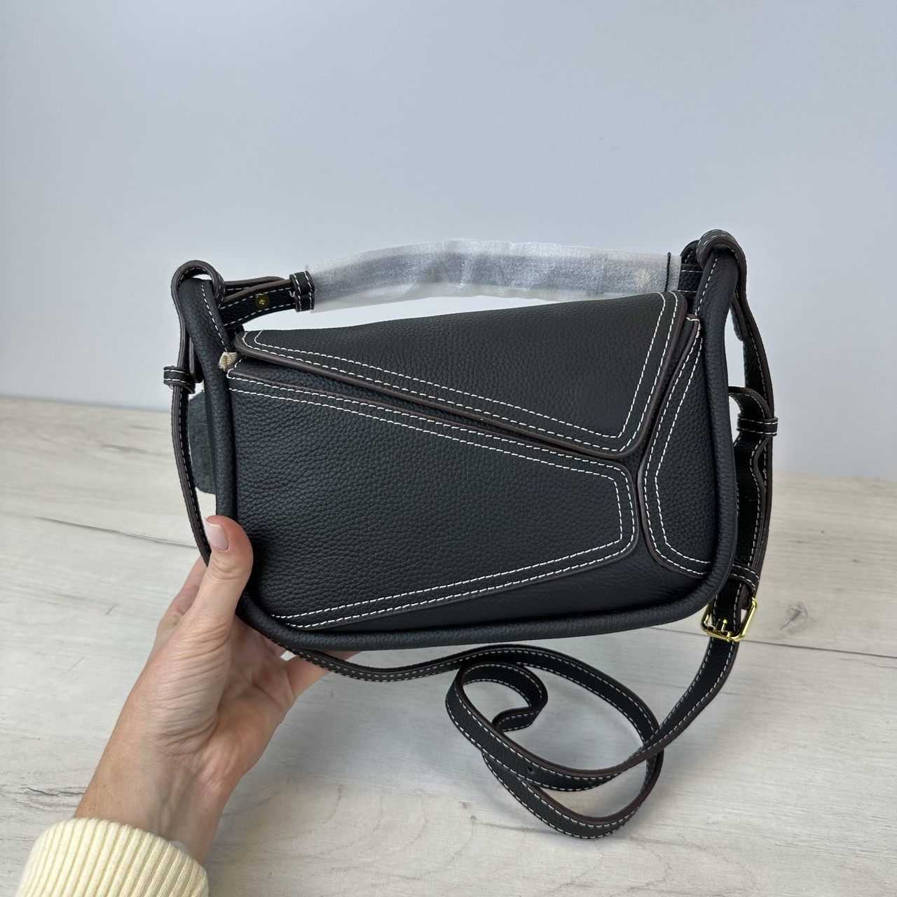 Шкіряна сумка квадратна форма з клапаном білий шов С101-КТ-4226 Чорна