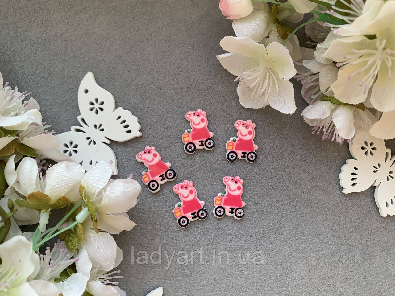 Кабошон "Свинка Пепа на велосипеді в яскраво-рожевому" 2 х 1.5 см, 20 шт/уп. оптом, фото 1