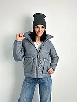Демисезонная женская однотонная куртка на синтепоне с длинным рукавом серого цвета
