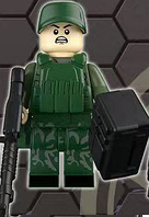 Фигурка военный спецназовец снайпер в зеленом камуфляже в фуражке с оружием