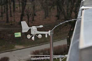  Метеостанція забезпечує миттєві та достовірні покази кліматичної ситуації, зокрема температура та вологість навколишнього повітря, напрямок та сила вітру, пориви та ін.