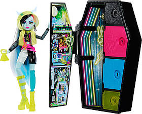 Лялька Monster High Frankie Stein Skulltimate Secrets Neon Frights Френкі з шафою (HNF79)