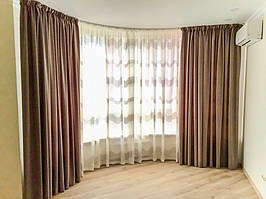 Традиционные длинные шторы.
