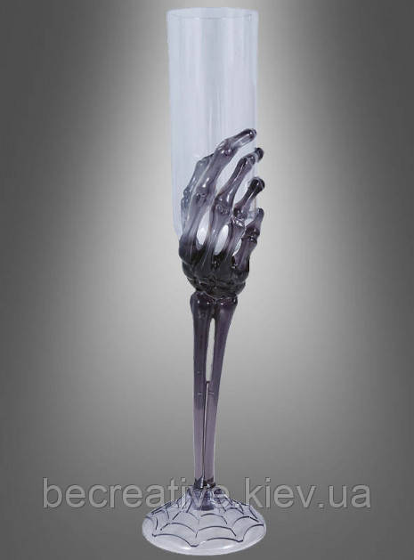 Келих для шампанського з рукою скелета