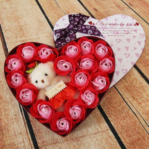 

Розы из мыла в картонной коробке в форме сердца с игрушкой . Мило троянда в подарунковій коробці.