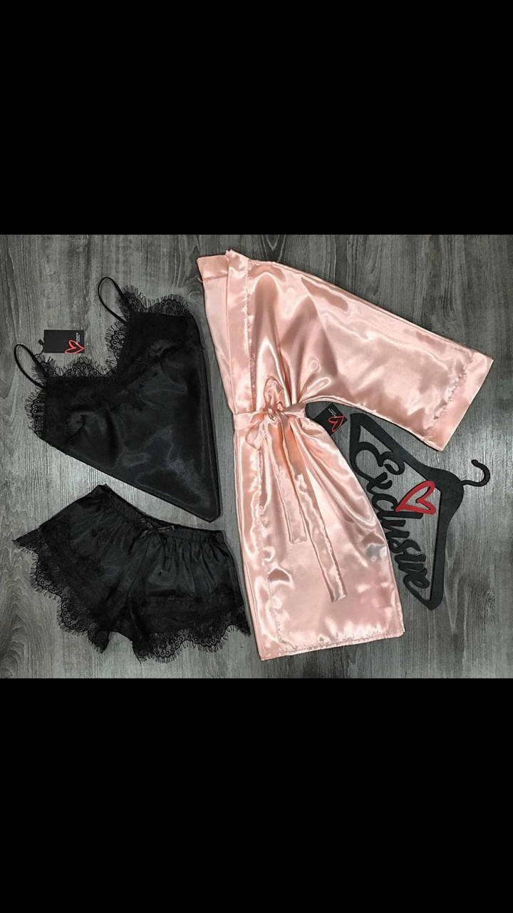 

Комплект домашней одежды халат+майка+шорты с кружевом.