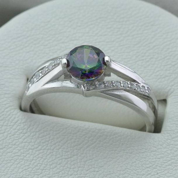 

Кольцо серебряное женское вставка фианиты цвет мистик размер 18