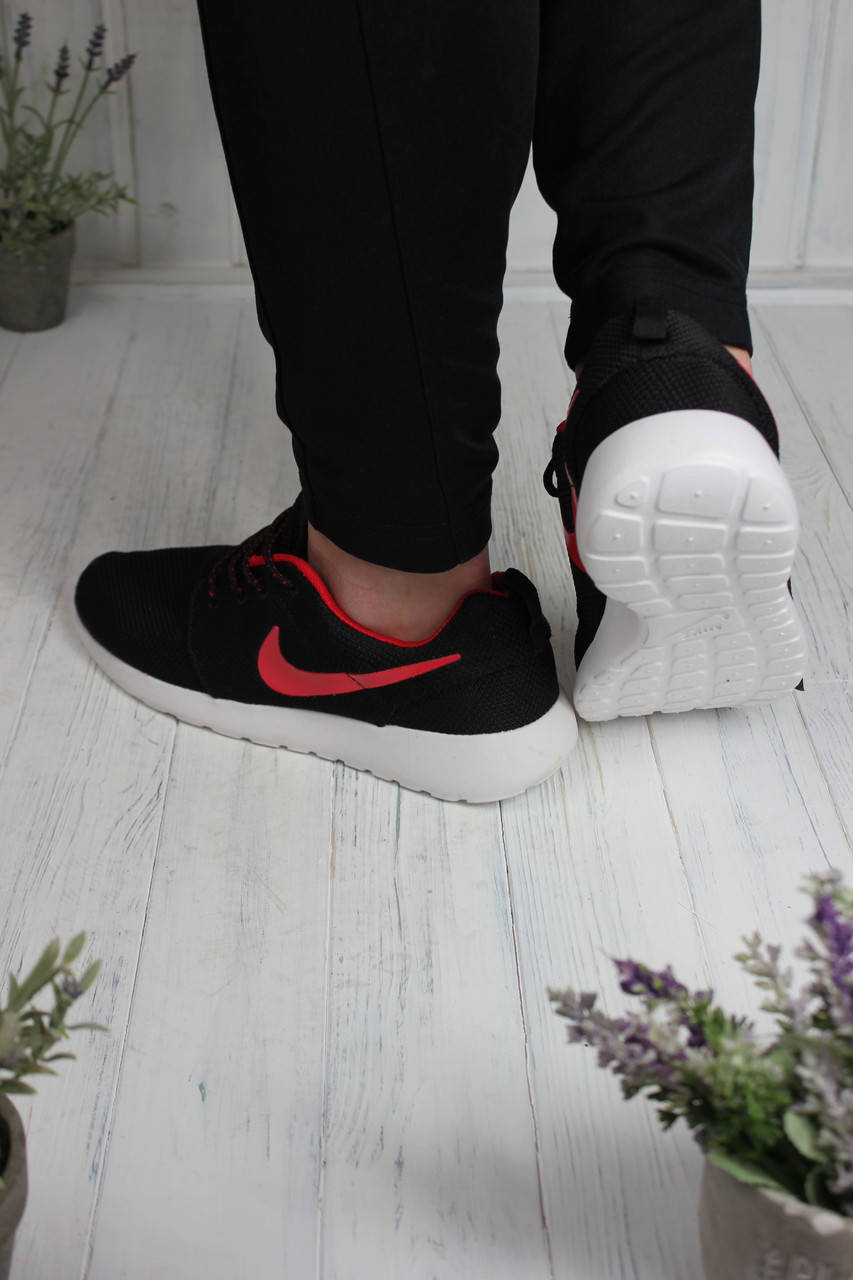 

Кроссовки мужские Nike roshe run черные с красным 45