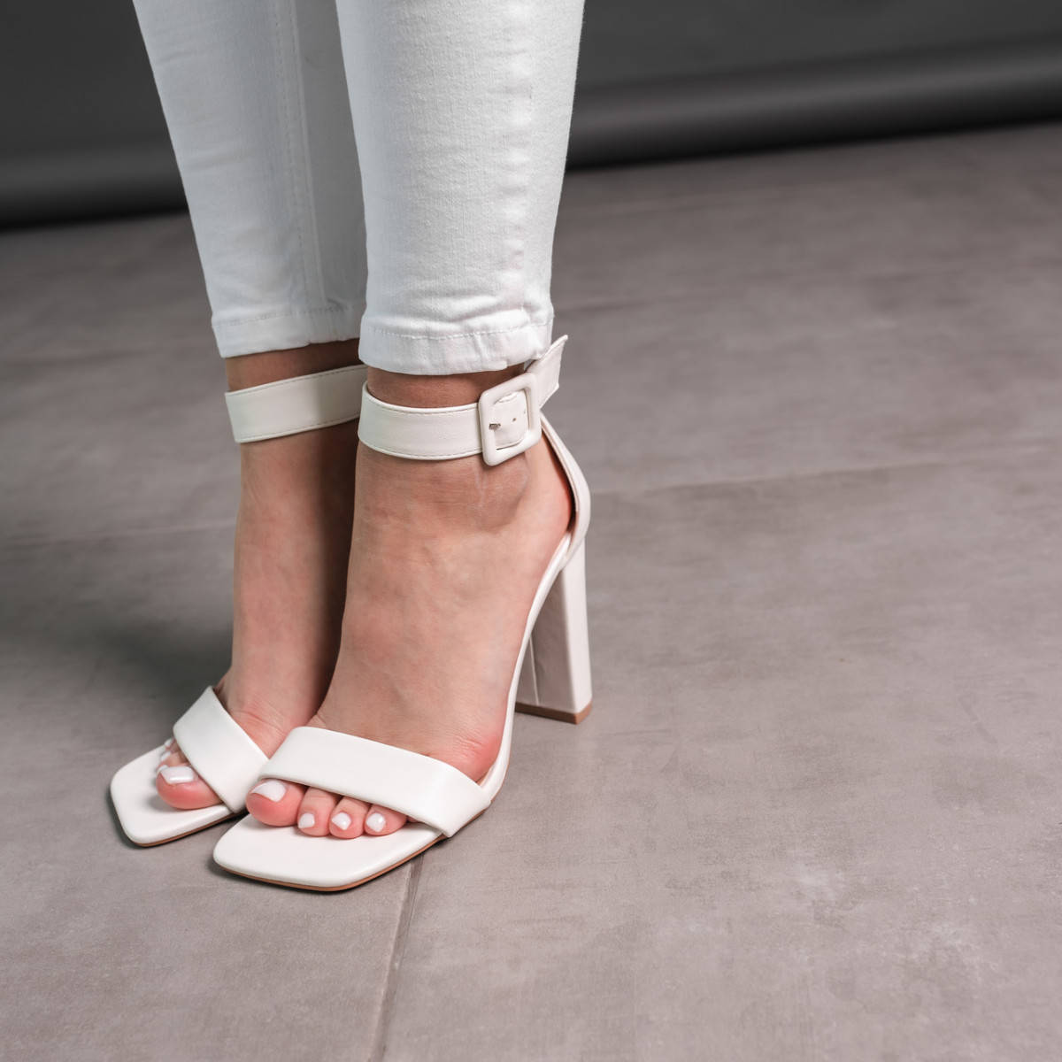 

Женские босоножки Fashion Binx 3658 37 размер 24 см Белый