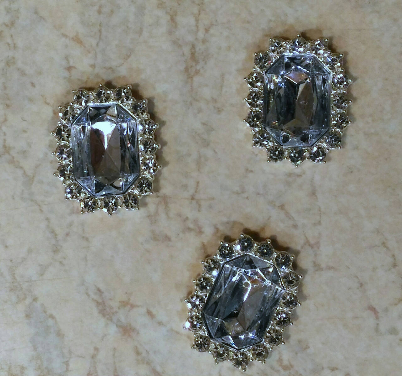 

Камень прямоугольный в серебристой оправе серебро 2,1*1,7 см, Серебристый