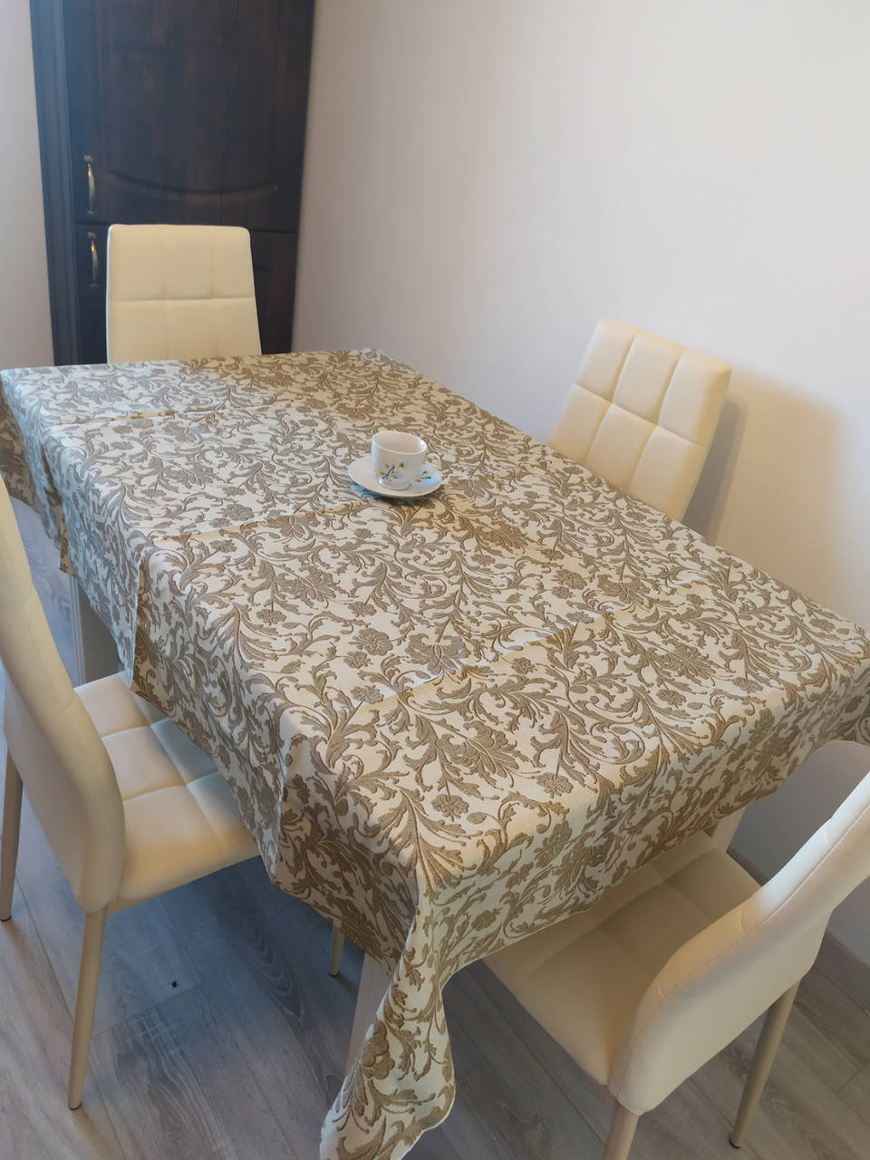 

Скатертина столова , розмір 1.80*1.50см