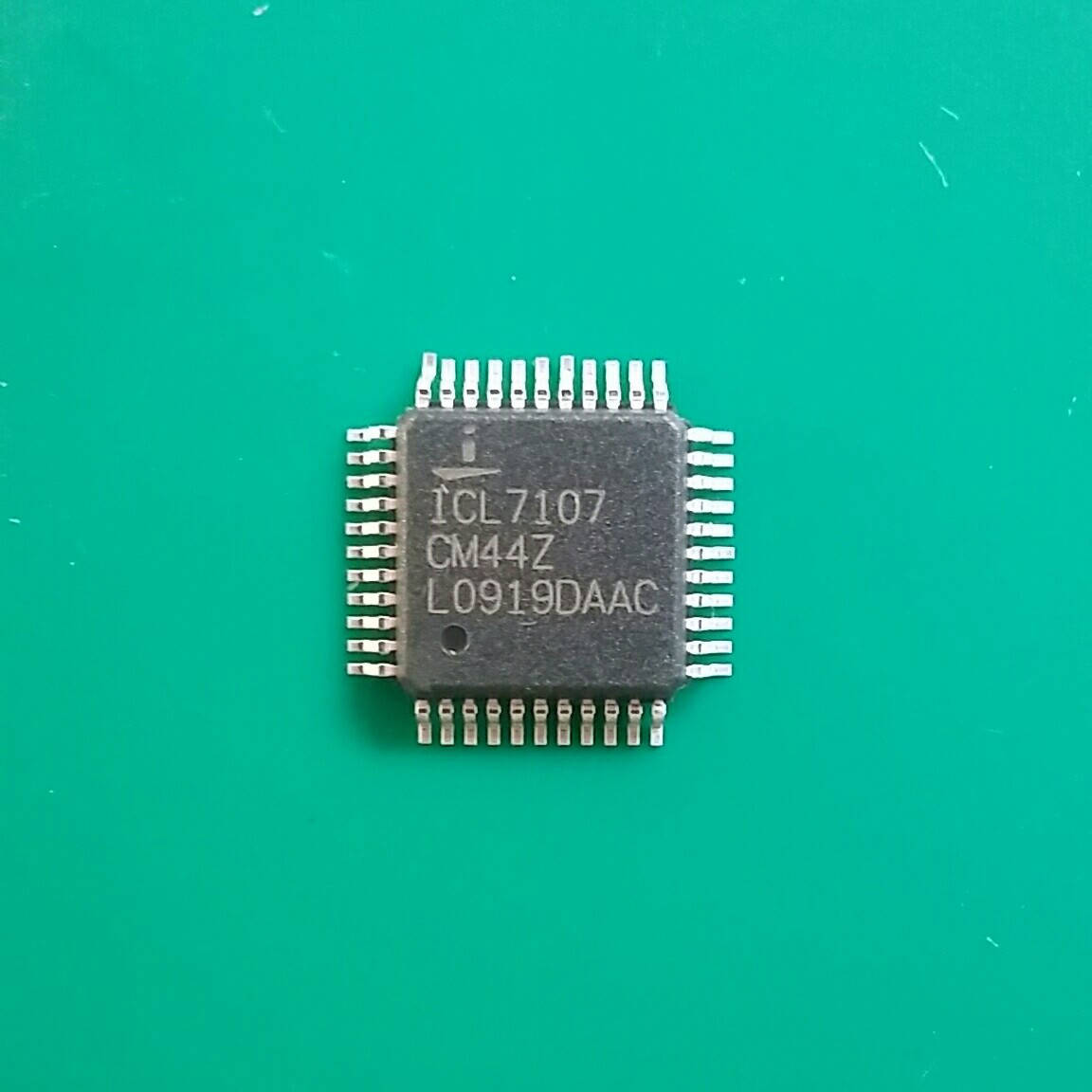 

Микросхема ICL7107CM44 QFP44