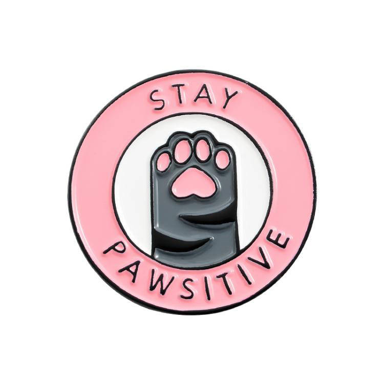 

"Кошачья лапка Stay pawsitive" значок (пин) металлический