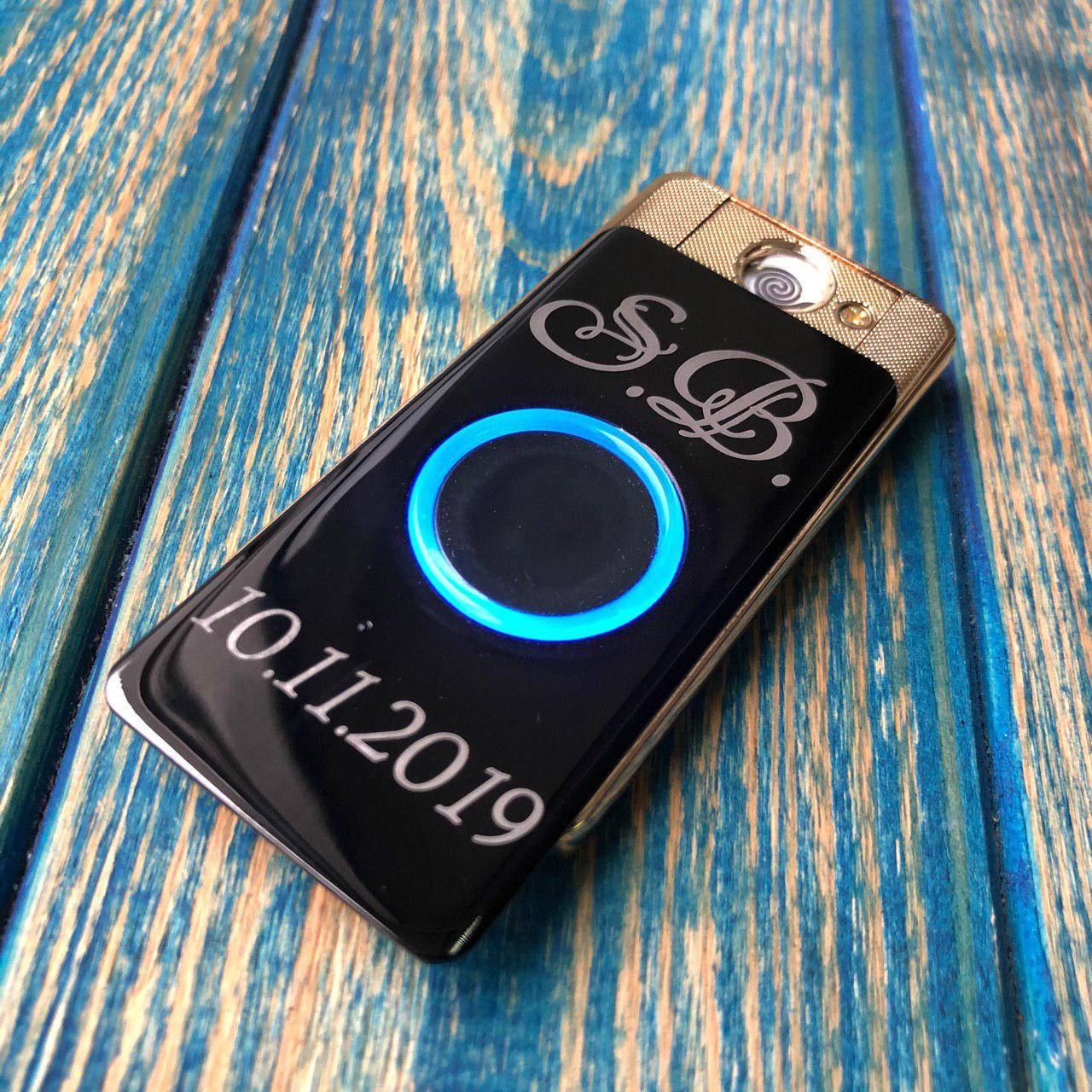 

Персональная гравировка на USB зажигалке слайдер со спиралью накаливания.