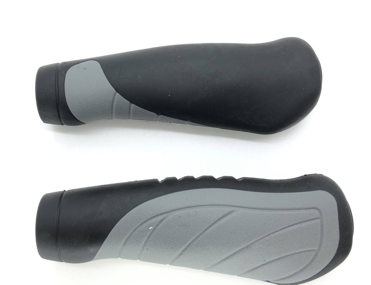 

Грипсы анатомические FLANB FL-439 135 мм черно серый полоси