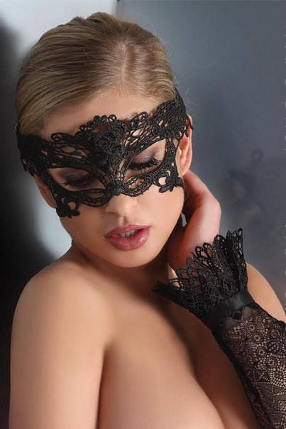 

Черная кружевная маска