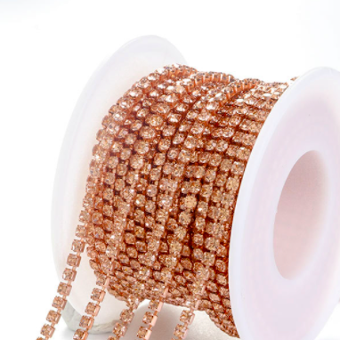 

Стразовая цепочка SS6 размер камня 2 мм Розовое золото метр