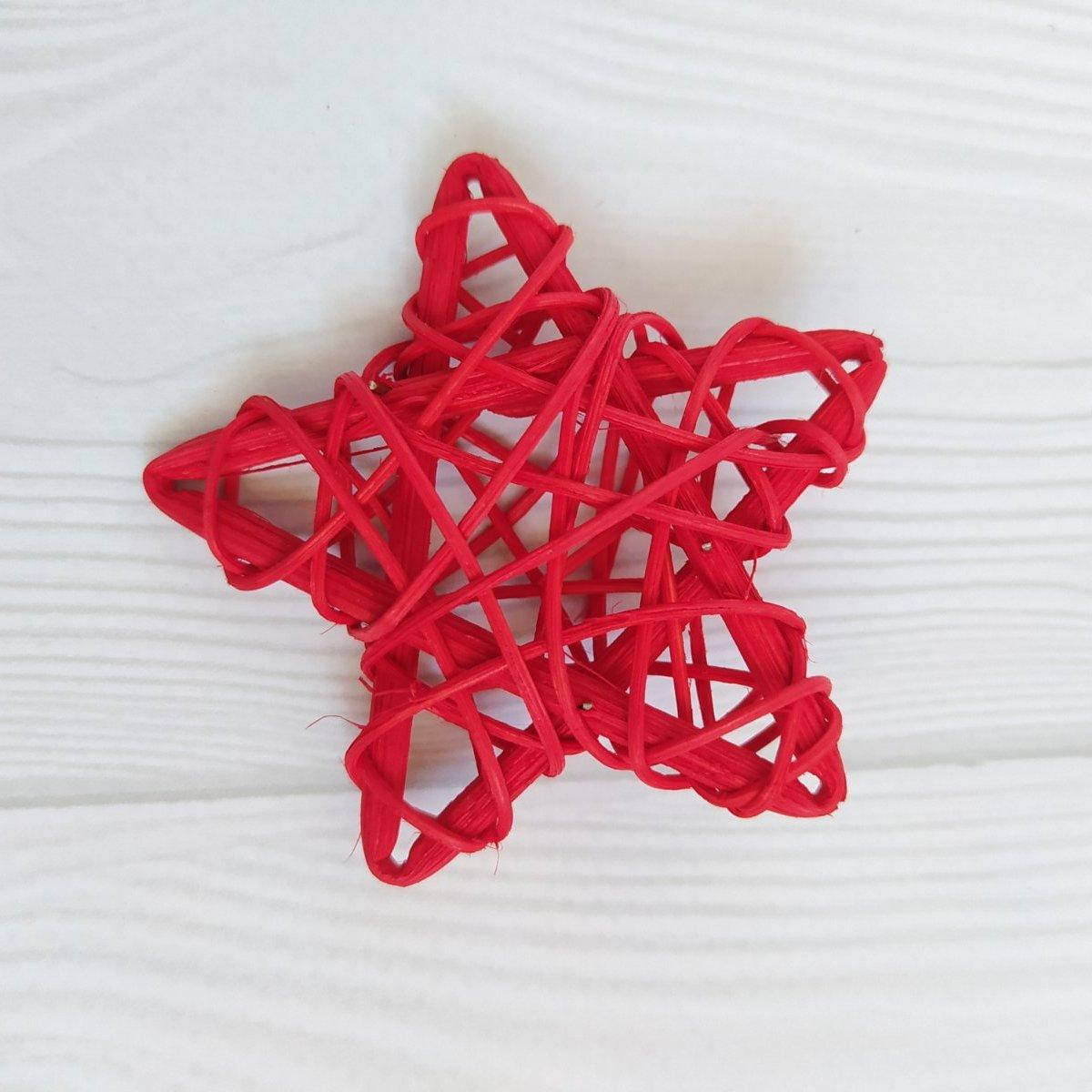 

Зірочка з ротангу червона