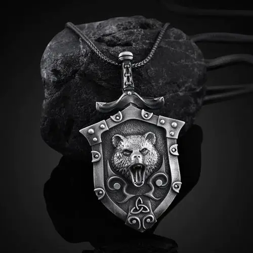 

Скандинавский оберег и талисман Медведь на щите - Сила духа, кулон в виде медведя с древним символом Трикветра