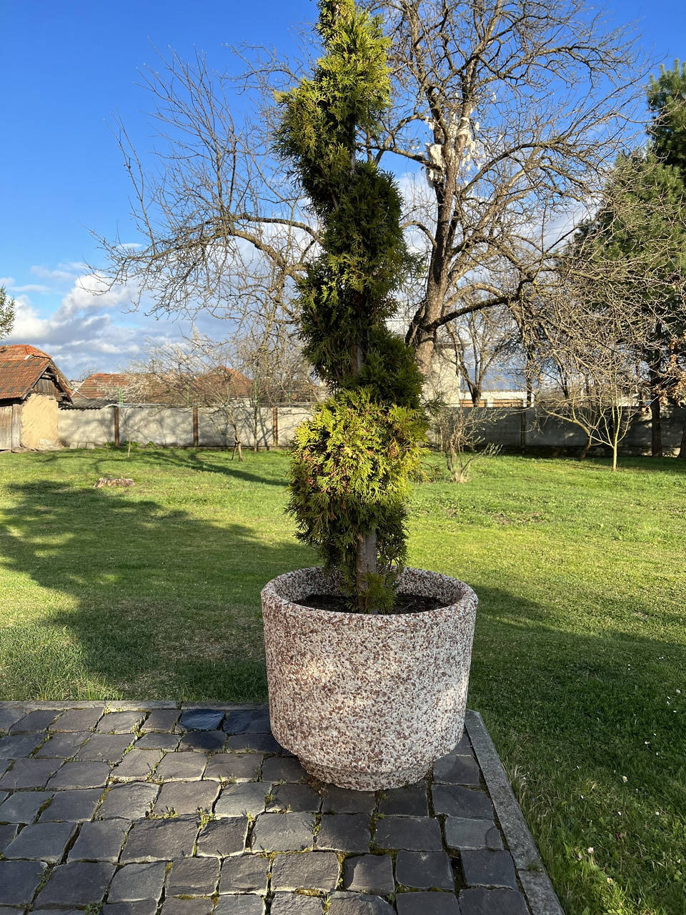 

Кашпо уличное для больших растений