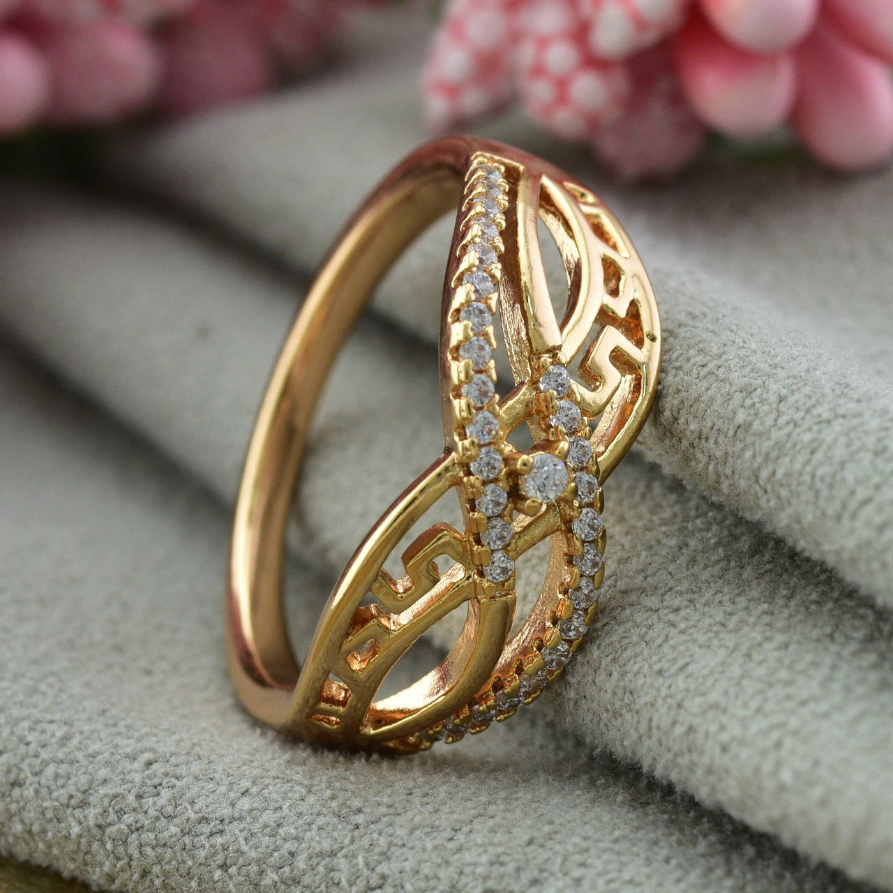 

Кольцо Xuping 15217 ширина 7 мм белые фианиты позолота 18К размер 17