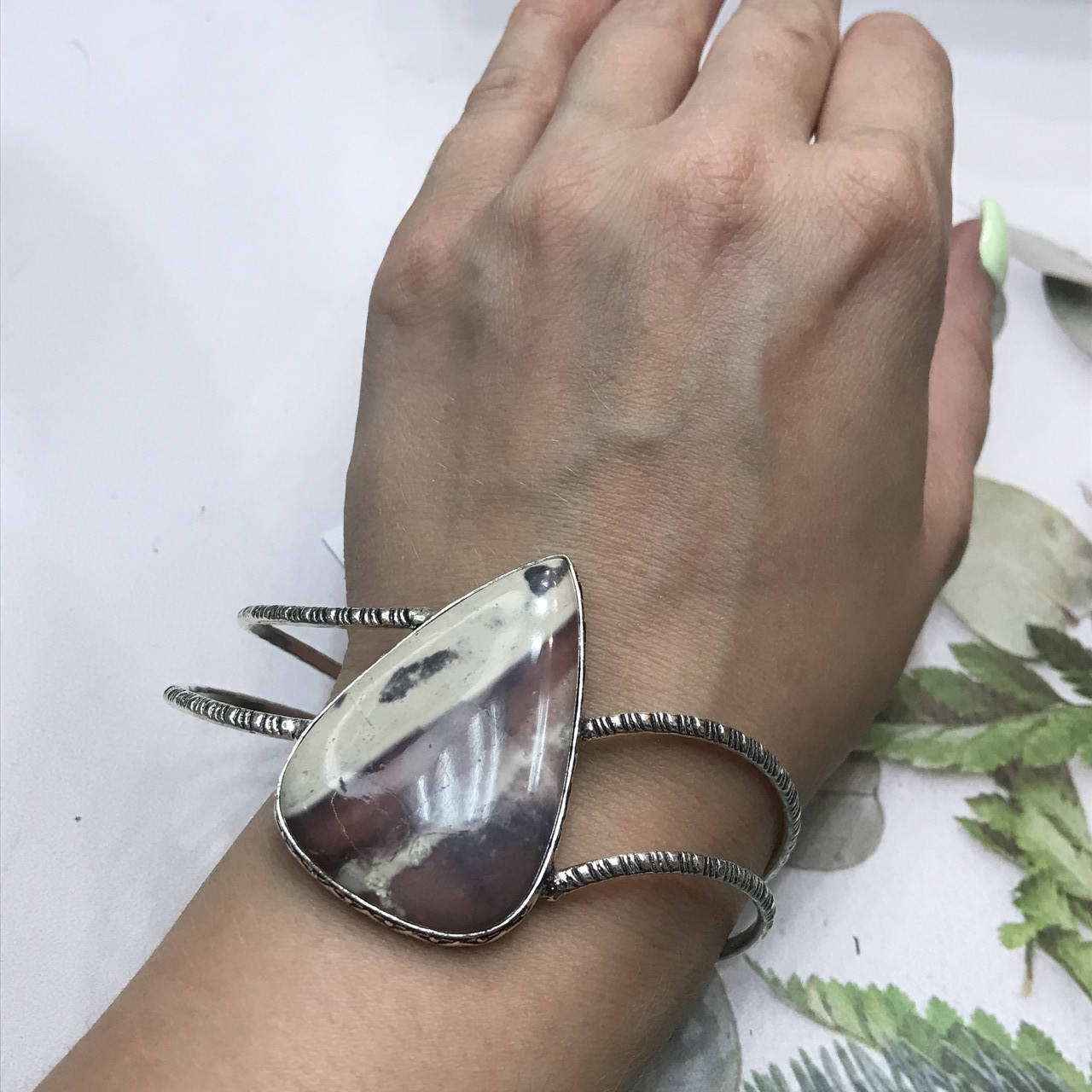 

Яшма браслет с яшмой в серебре индийский браслет с натуральным камнем яшма в серебре.