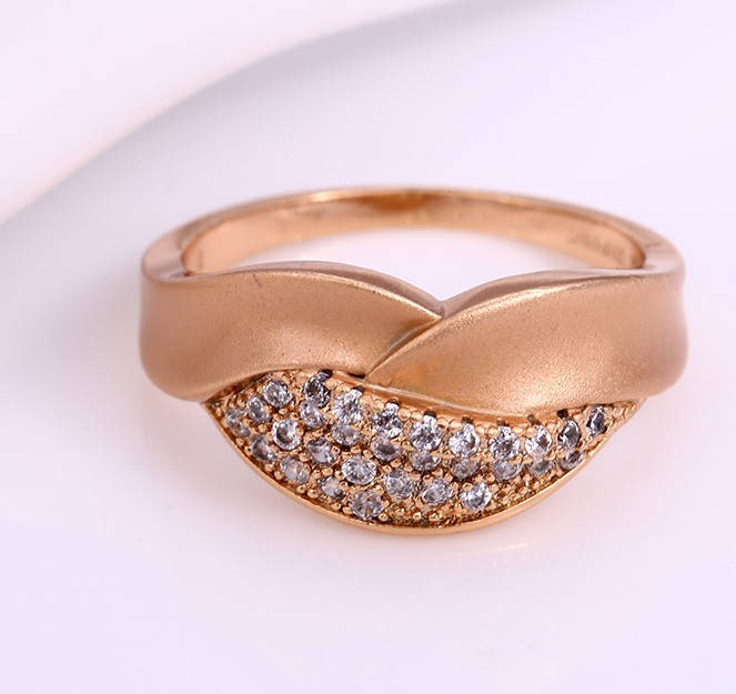 

Кольцо позолоченное, россыпь циркония, p. 17, медсплав Xuping, 14К