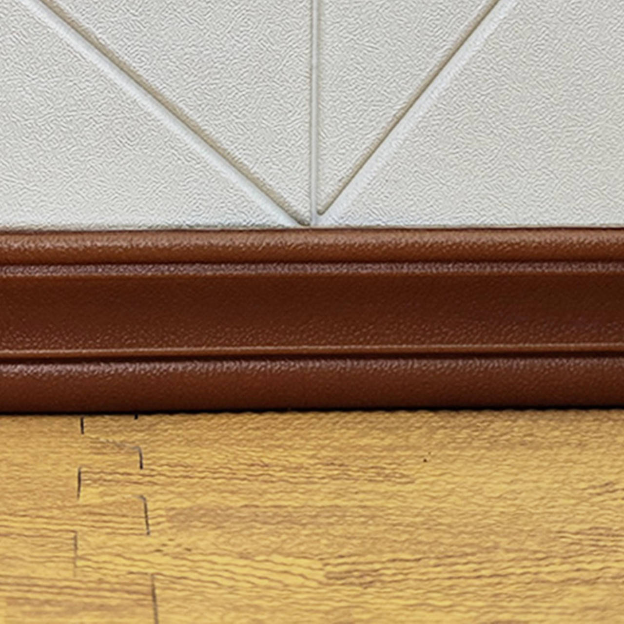 

3D Плинтус-Багет Коричневый гибкий самоклеющийся, Белый