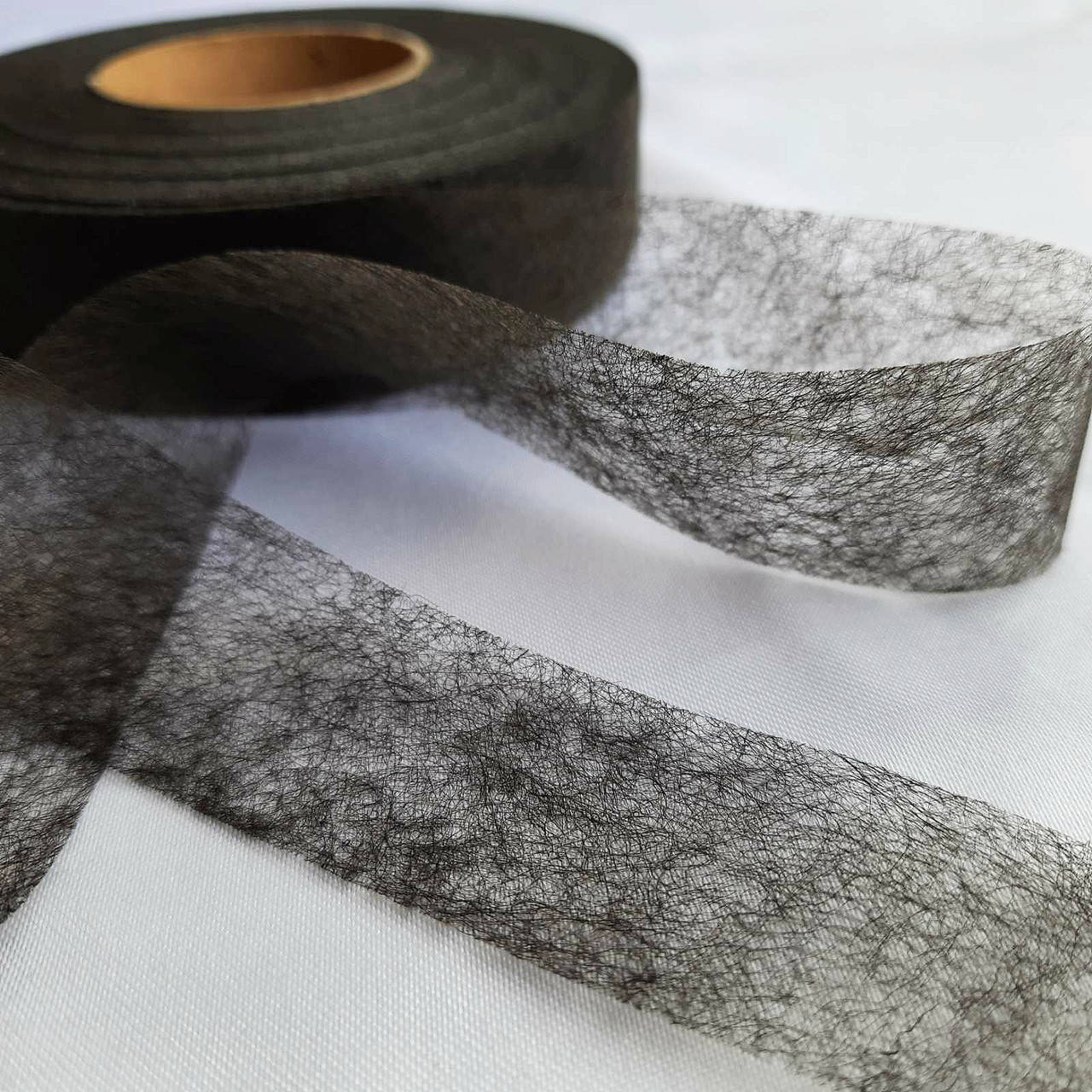 

Павутинка клейова, шириною 3 см чорна, моток 100м