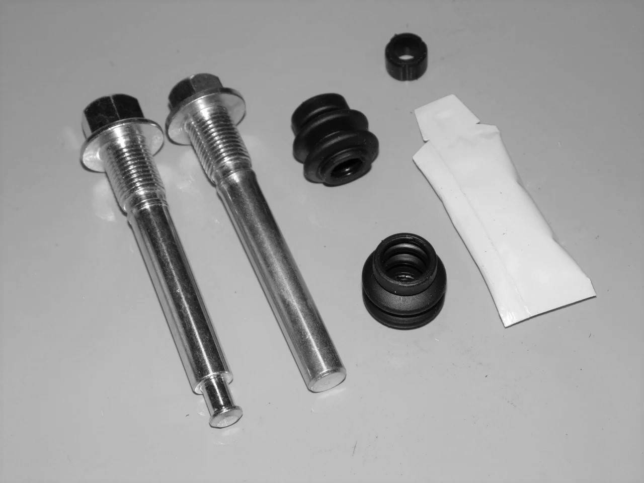 

Ремкомплект заднего суппорта Мазда 6 на Mazda Mitsubishi pajero Nissan x-trail направляющие гильзы на 410093