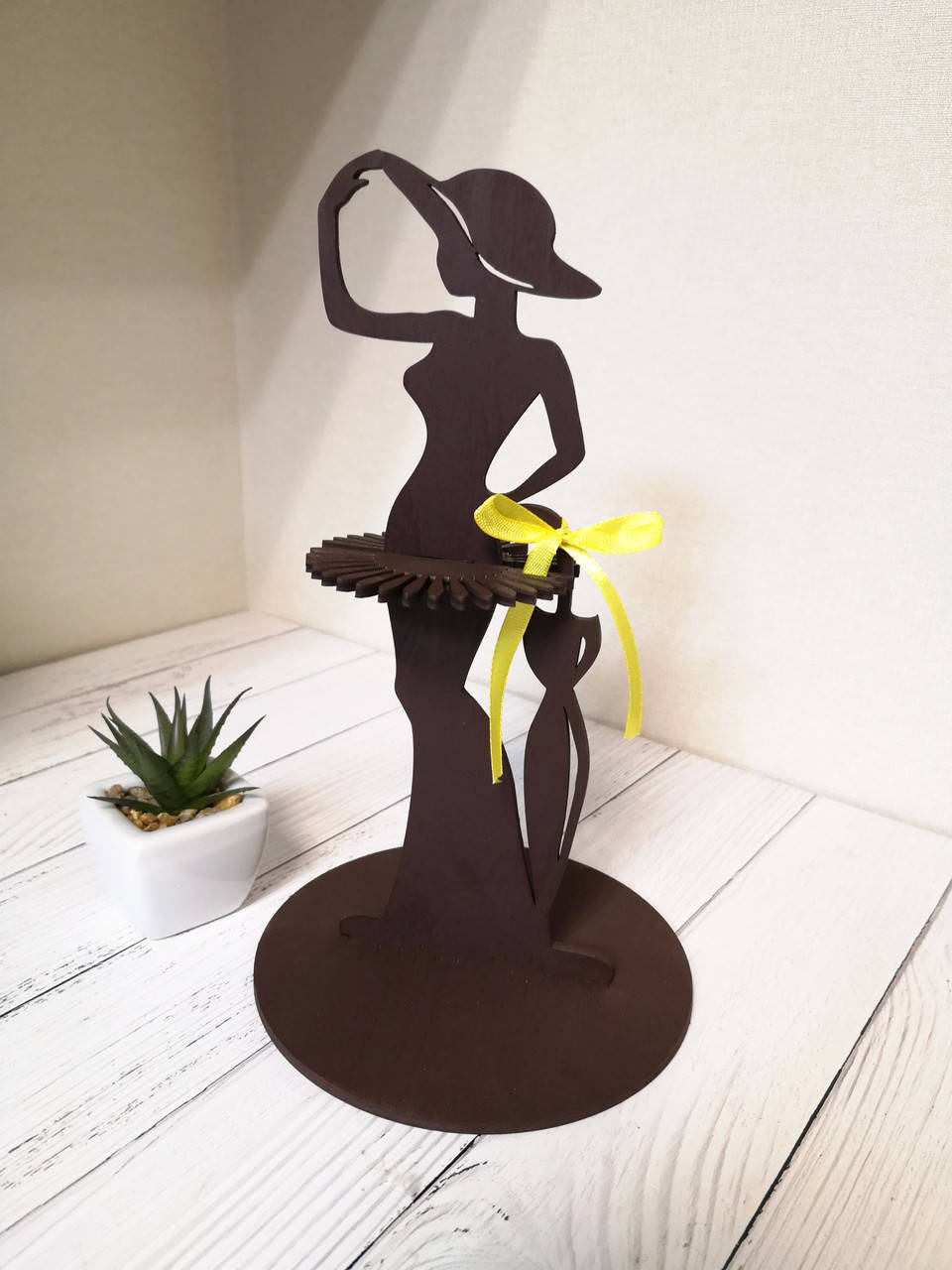 

Салфетница "Дама с зонтиком" темная, Коричневый