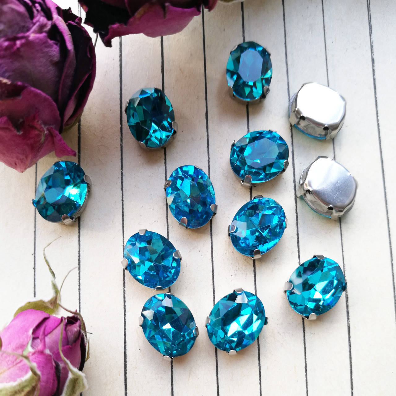 

Стрази в цапах, овал 8*10 мм, колір Aquamarine