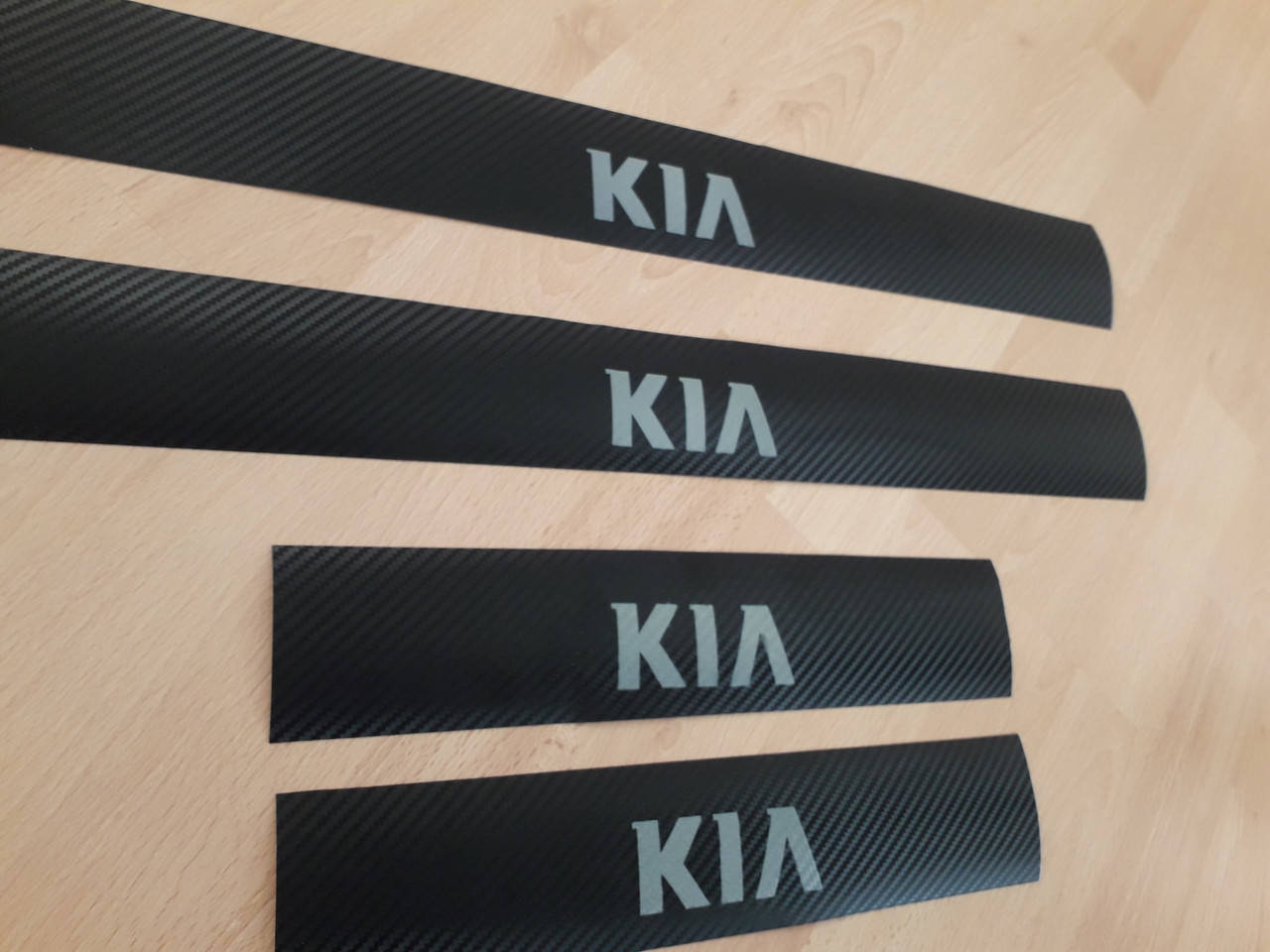

Карбоновые наклейки на пороги Kia Ceed