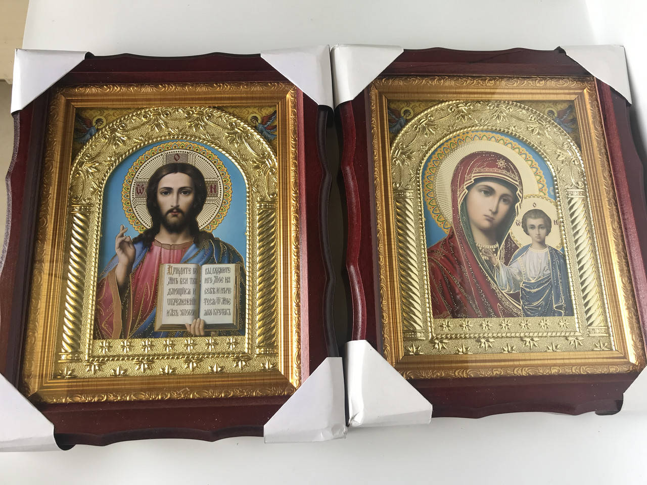 

Икона парная в светлых деревянных рамках