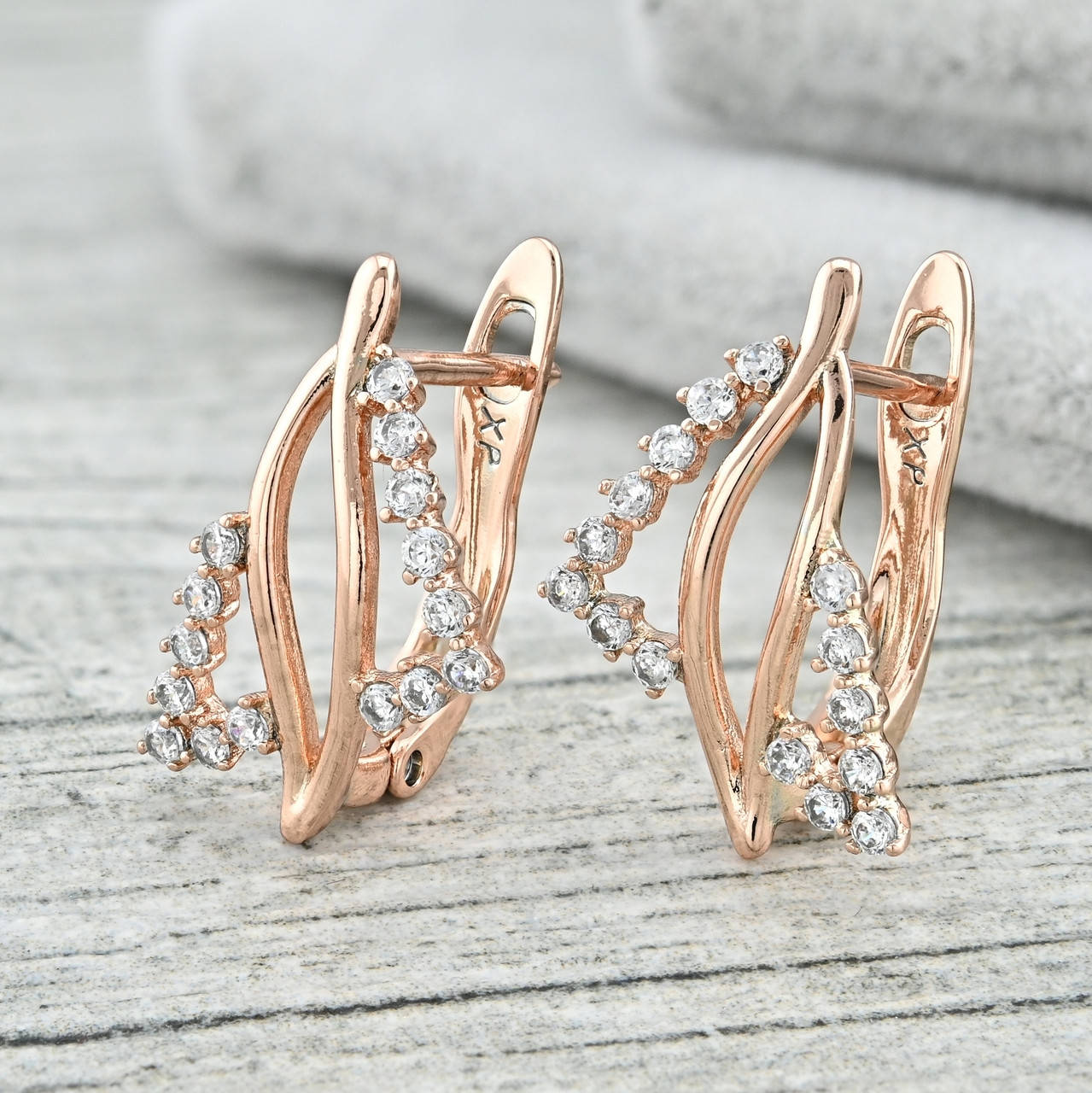 

Серьги Xuping 35301 размер 18х11 мм белые фианиты вес 2.1 г позолота РО