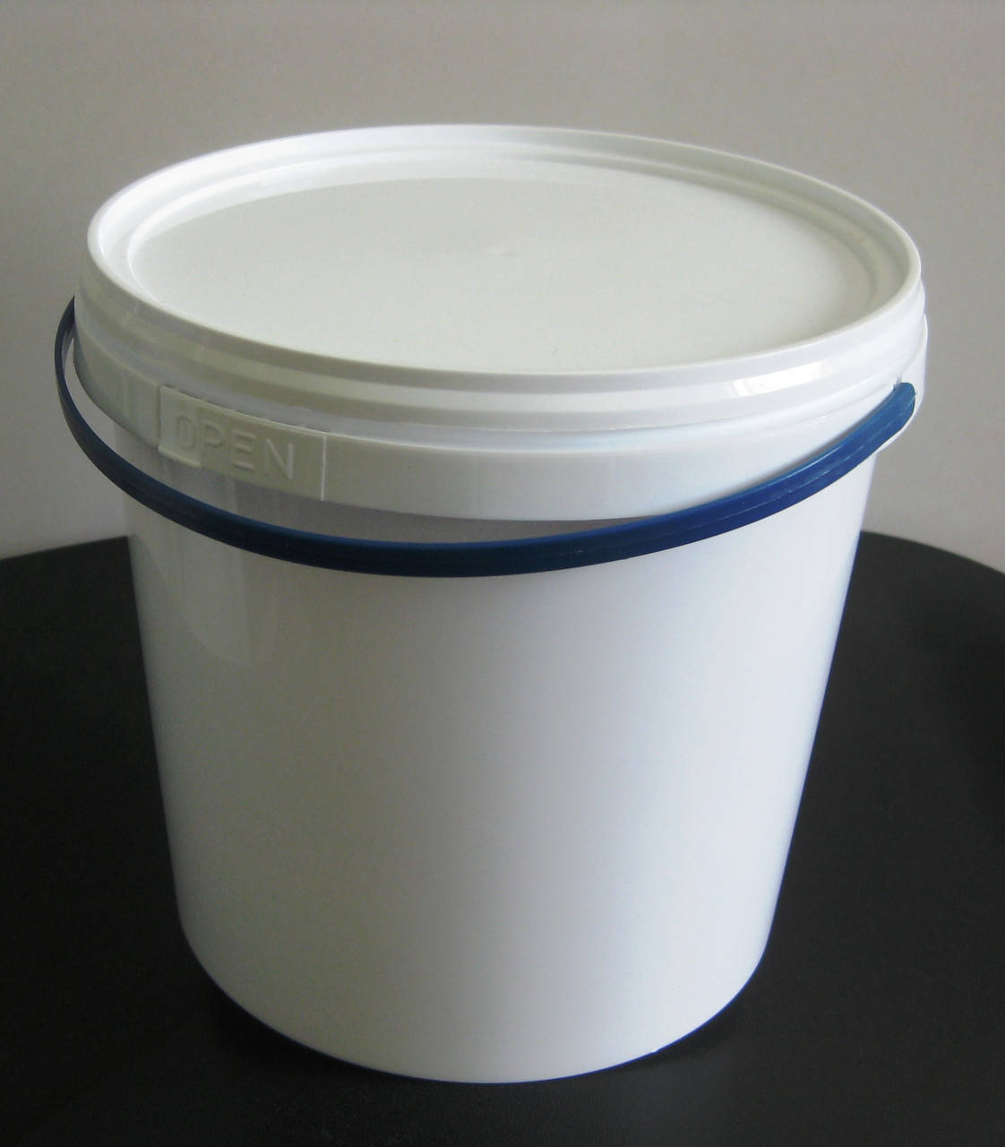 

Пластиковое ведро 3,3л. белое, с крышкой, Белый