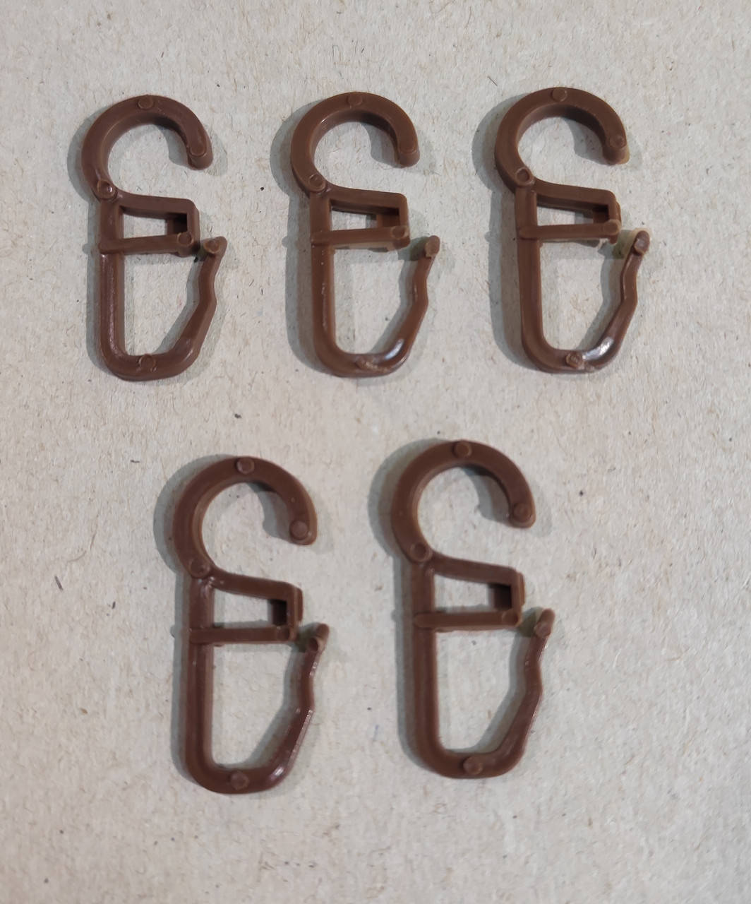 

Крючки для трубчатого карниза на пластиковое, деревянное кольцо (100шт./уп.) Орех