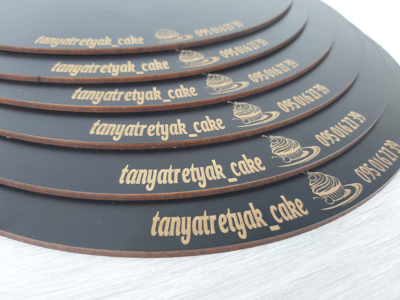 

Гравировка на Круглой чёрной подложке, Черный