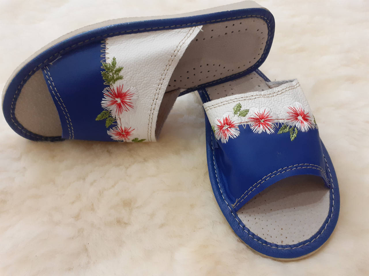 

Тапочки жіночі шкіряні.